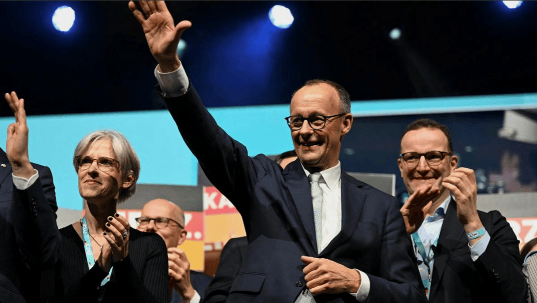 默茨上任德国总理第二天,公开与美国划清界限,中方代表团的到访能否成变局关键?