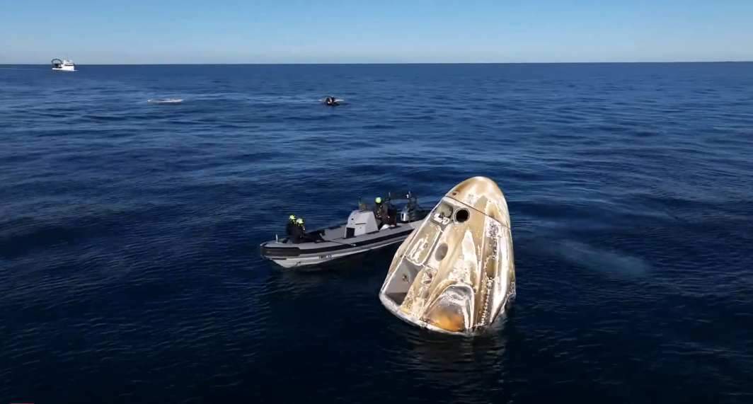 “龙”飞船溅落,滞留太空9个多月的美国宇航员回家了