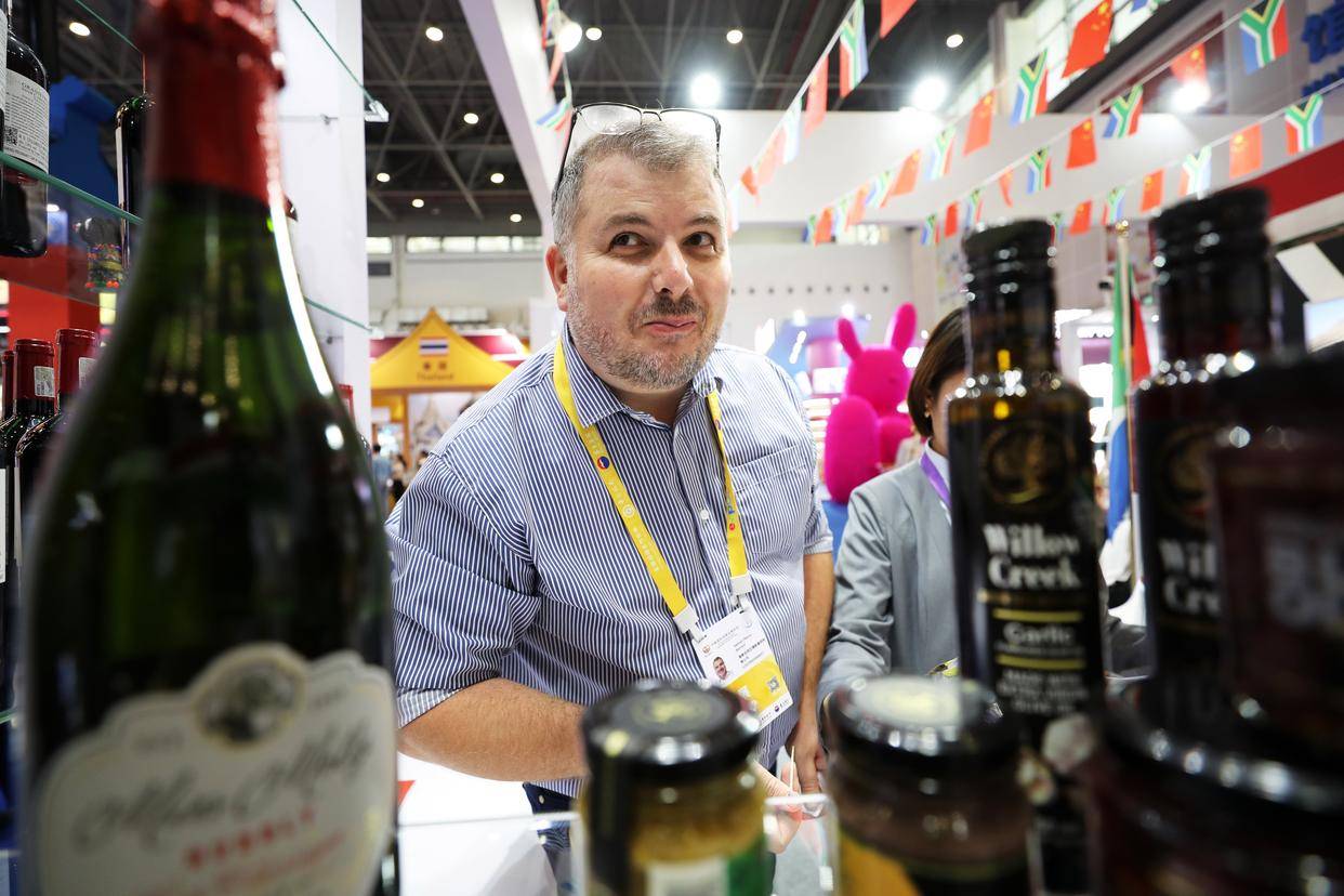 中美交锋异常激烈,潜伏在中国人身边的美国货,却赚的盆满钵满