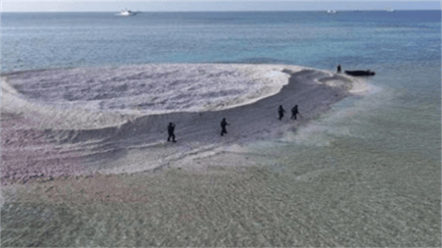 南海对峙!6名菲律宾人强行登岛,中国海警强势进场,插国旗警告