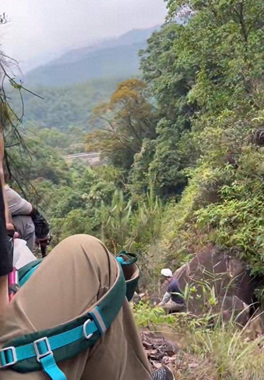 女子福建溪瑶拍照时不幸坠崖身亡 镇政府：在非旅游景点内发生事故