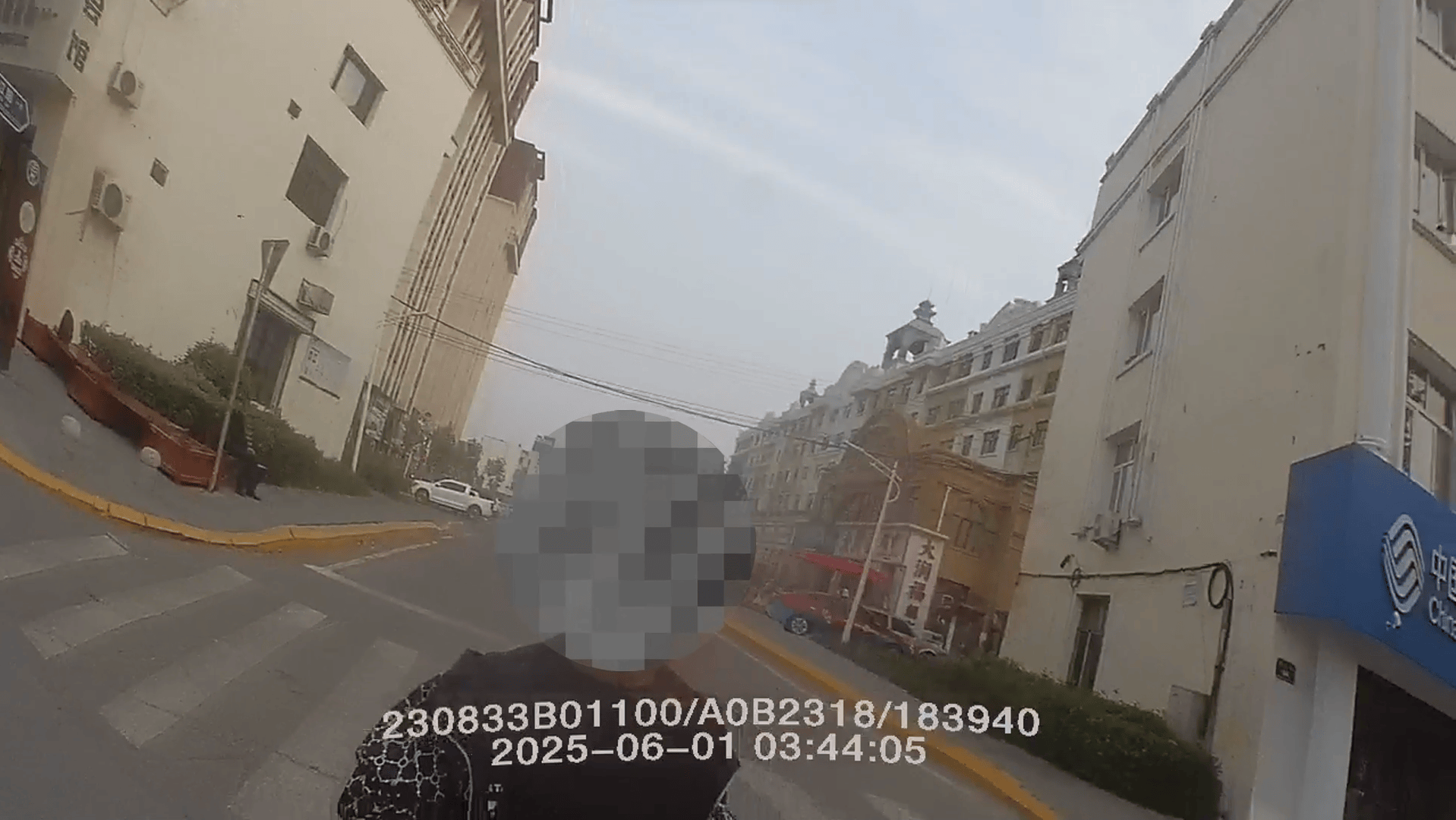 “马虎”夫妻家钥匙插门上忘拔,次日发现钱包竟“蒸发”了