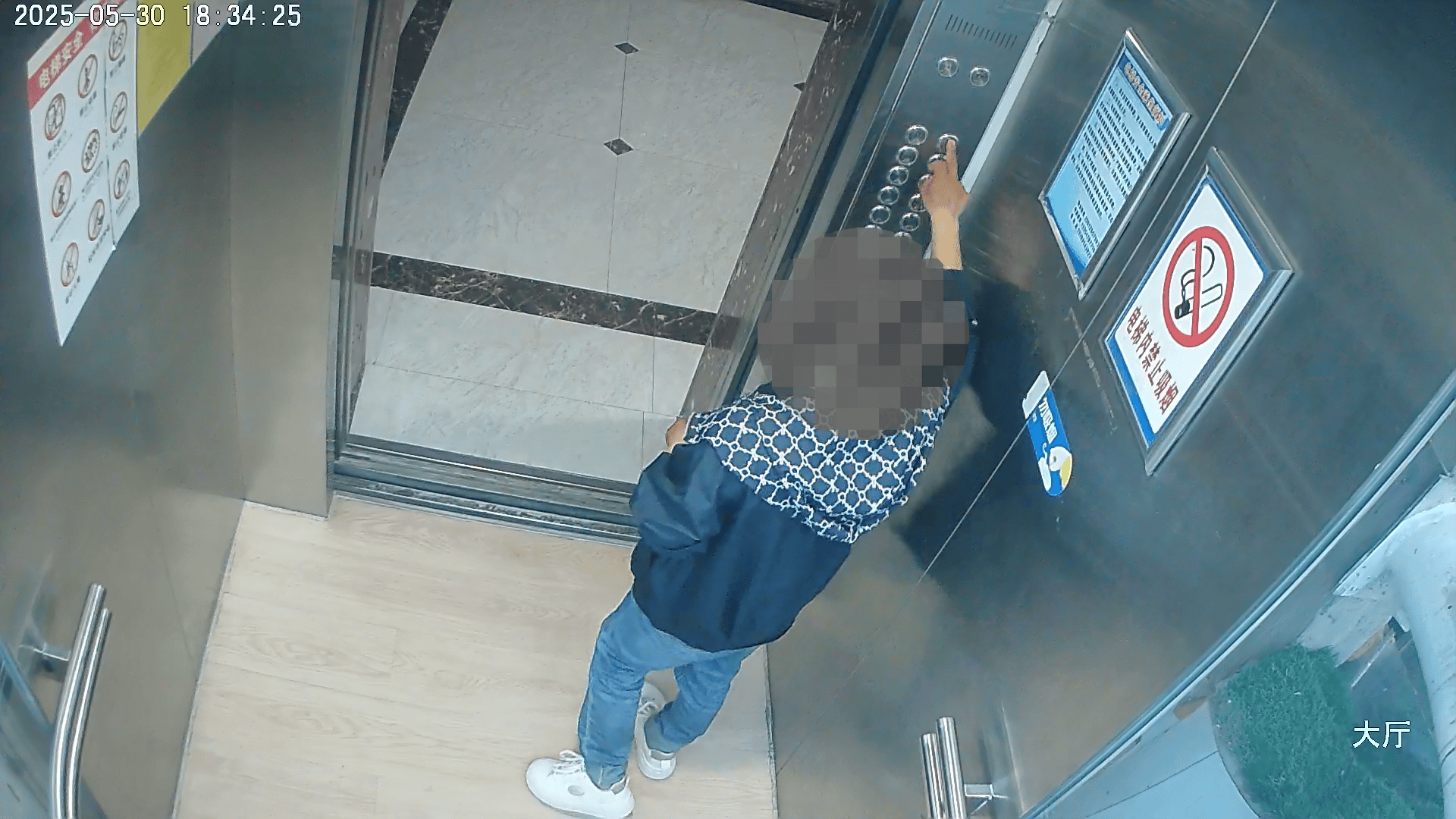 “马虎”夫妻家钥匙插门上忘拔,次日发现钱包竟“蒸发”了