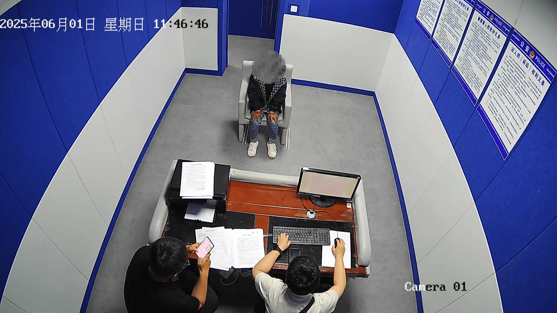 “马虎”夫妻家钥匙插门上忘拔,次日发现钱包竟“蒸发”了