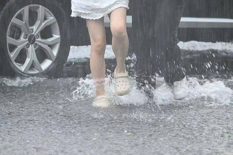 重庆突降暴雨,当地一条商业街涨水现迷你版“黄果树瀑布”