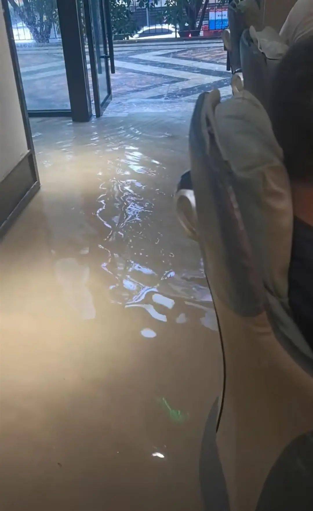 重庆突降暴雨,当地一条商业街涨水现迷你版“黄果树瀑布”