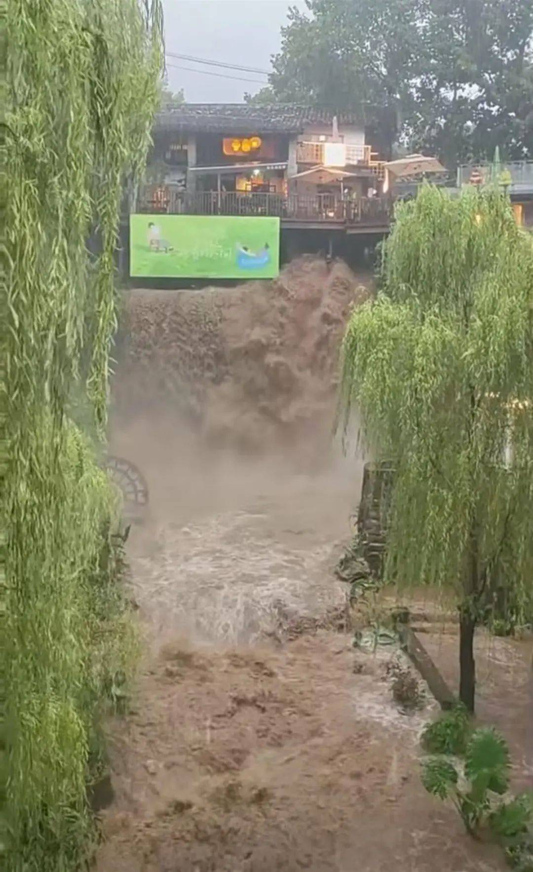 重庆突降暴雨,当地一条商业街涨水现迷你版“黄果树瀑布”