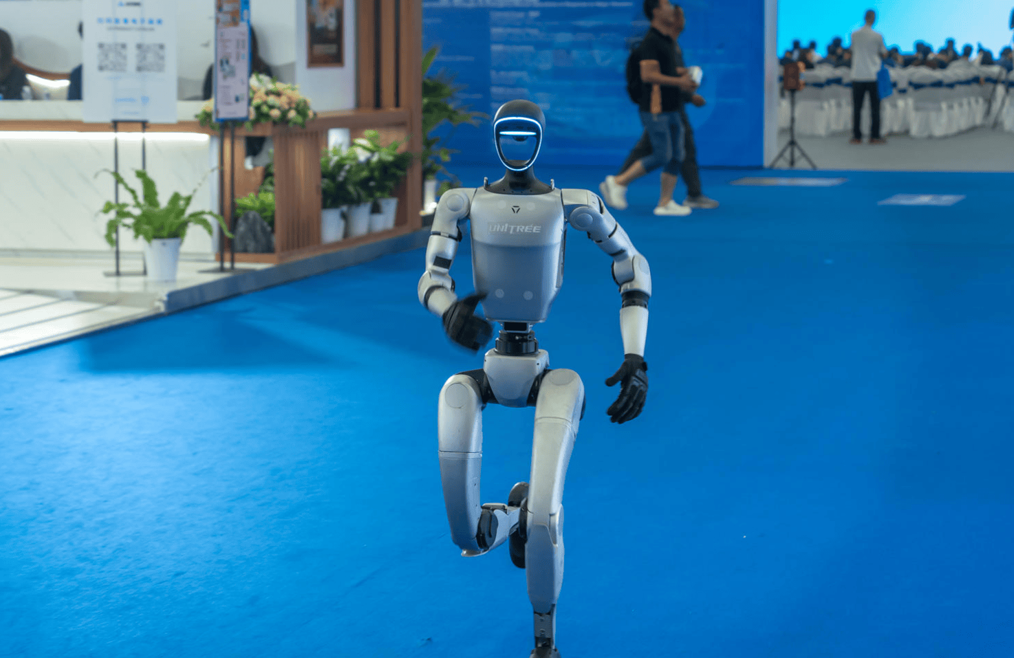 宇树科技创始人王兴兴:目前机器人和AI都面临很大挑战,需全球共同努力推动