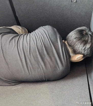 “9岁男孩被亲爸后妈塞后备厢”,生父回应:没有虐待,不会道歉,且孩子自愿!