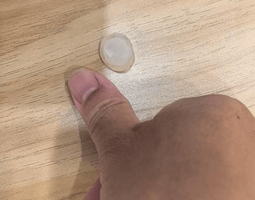 强对流天气来袭 成都市区下起大拇指头大小的冰雹