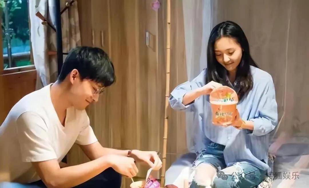 离婚三年又被拍到亲密逛超市,他俩这是纯带娃还是真复合了?