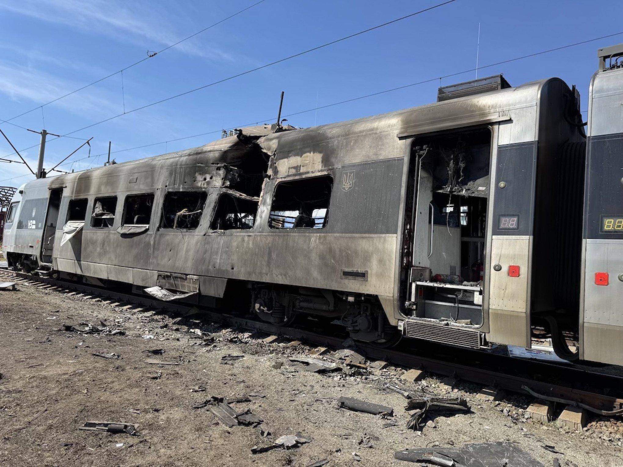 俄军终于开炸铁路枢纽,炸嗨了,多轮炸弹雨砸下,乌克兰扛不住了