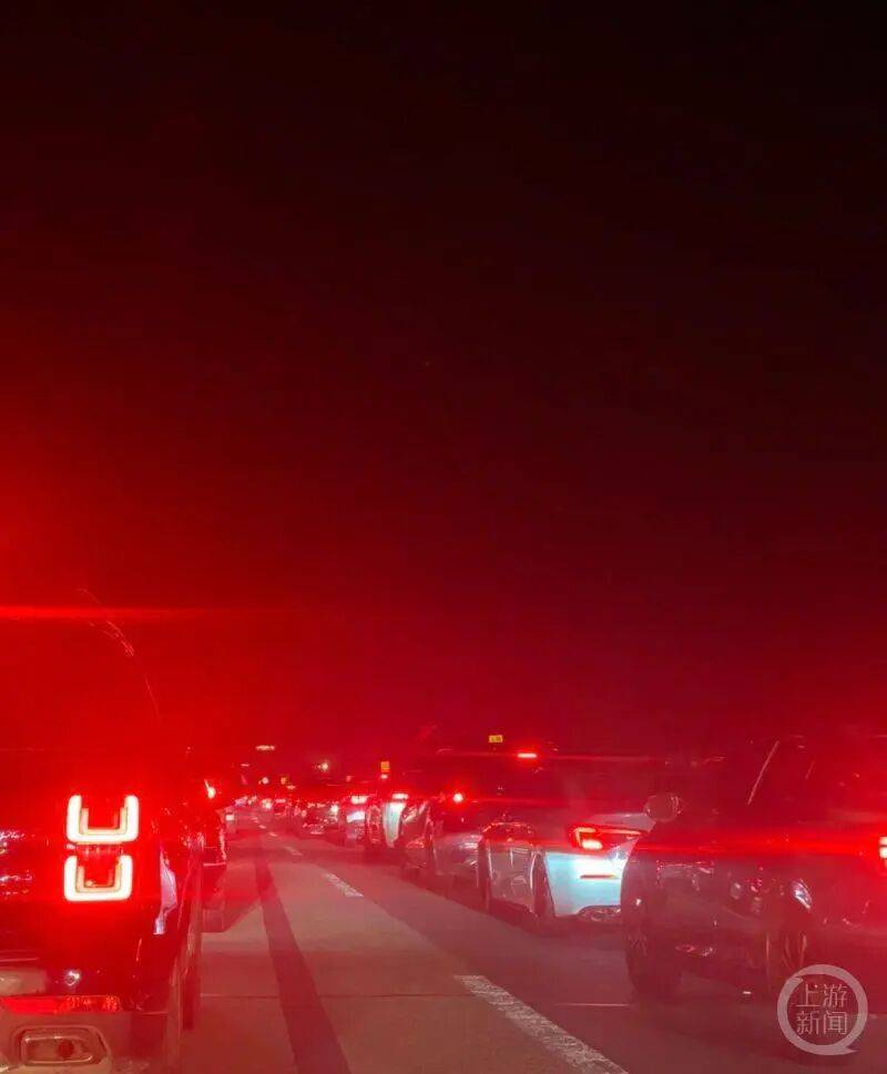 “第一天出去旅游的人已老实”!售罄、约满,多地景区紧急提醒!有的一天涌入44万人