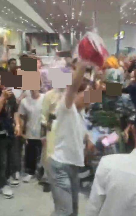 男子漫展附近扮演辱华动漫角色被围攻，主办方回应，警方称已掌握情况