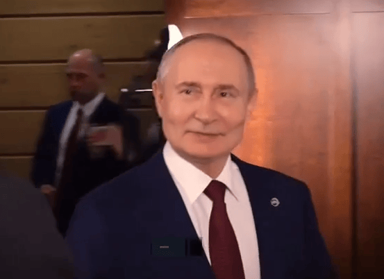 早安!世界丨普京:美若向乌提供“战斧”将摧毁俄美关系;美战争部长带3068人做俯卧撑创纪录